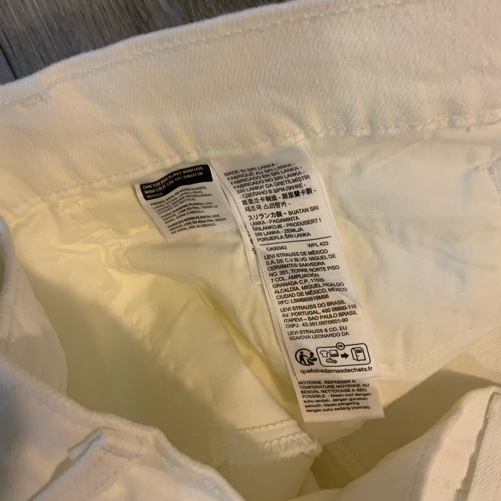 Levi's White Skinny Capri Jeans. Multiple sizes and colors ailable. - Picture 4 of 4